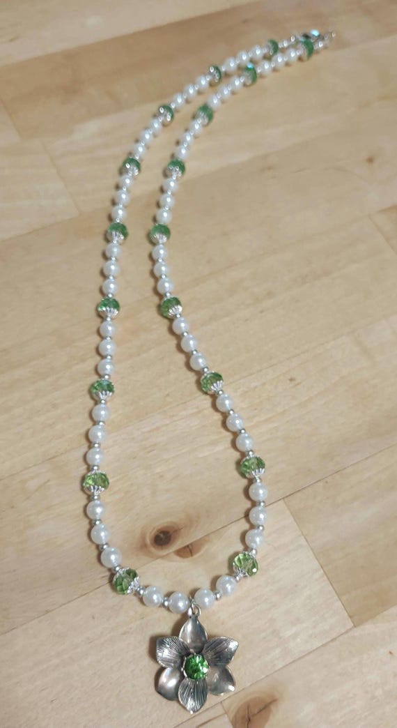 Vintage Style Faux Pearl Green Glass Bead Flower Pendant Necklace