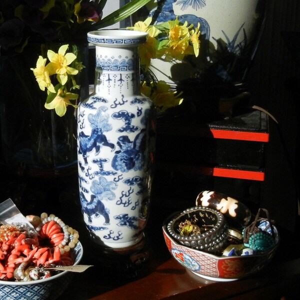 12" Oriental Flower Vase with Seven FOO DOG Motif / Hand Painted Porcelain / Vintage Reproduction / et183