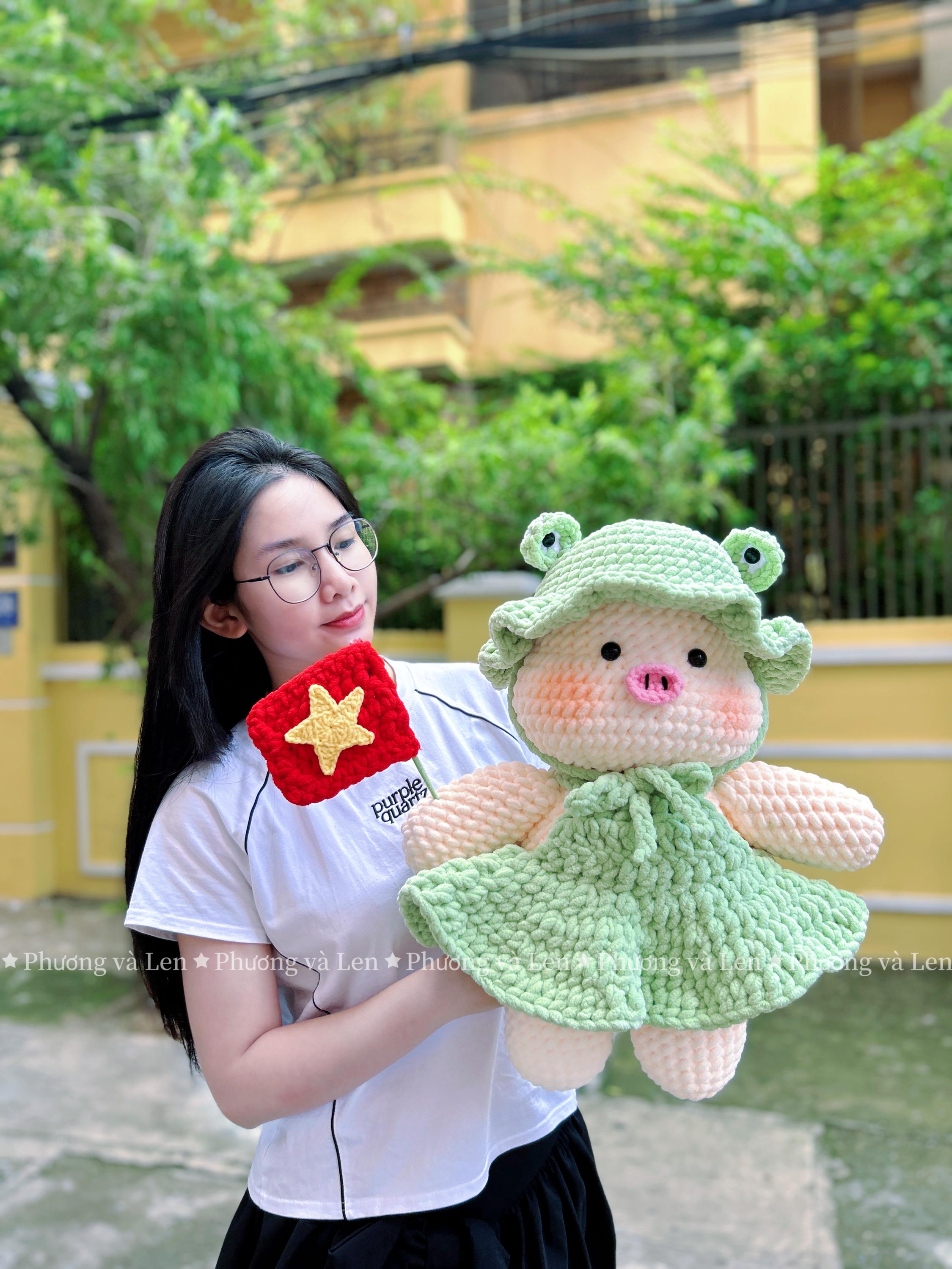 あみぐるみ 豚のぬいぐるみ 帽子付き かぎ針編みの豚人形のパターン：カエルの帽子をかぶったあみぐるみの