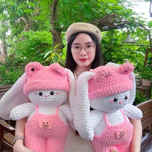 Handgjord virkad kaninplysch | Kawaii rosa kanindocka med grodhatt