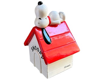 Snoopy Peanuts Porcelain Doghouse Vase Red White Vintage Made In Japan Minor Issues