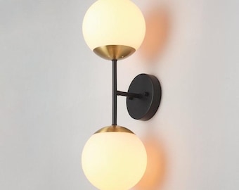 Moderne wandkandelaar uit het midden van de eeuw: matglas, messing kaplamp
