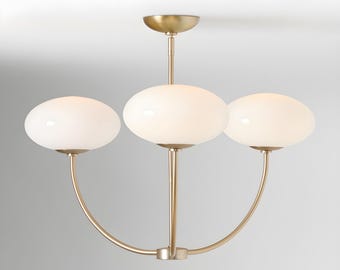 Lámpara de araña moderna de mediados de siglo – Acabado en bronce champán, globos de cristal opalino