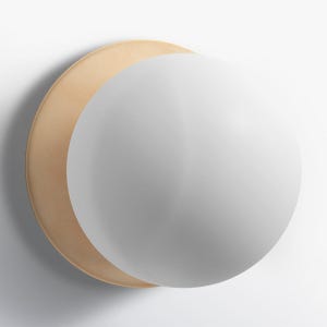 Könnte beinhalten: Eine moderne Wandleuchte mit einem großen, weißen, kugelförmigen Lampenschirm, der auf einer kreisförmigen, hellbraunen Rückseite angebracht ist. Das Design ist minimalistisch und modern, passend für verschiedene Einrichtungsstile. Die Leuchte ist ein wichtiges Designelement.