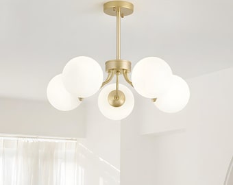 Lámpara de araña de latón con forma de globo terráqueo / Estilo moderno de mediados de siglo, lámpara de cristal opalino de 5 luces