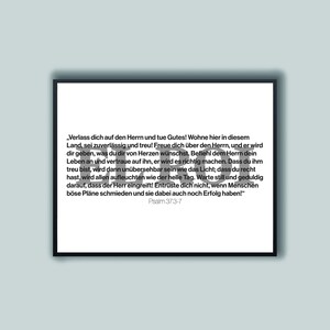 Könnte beinhalten: Gerahmter Druck mit schwarzem Rand, der deutschen Text aus Psalm 373-7 auf weißem Hintergrund zeigt. Der Text ist in schwarzer, gut lesbarer Schrift. Der Druck wird an einer hellblauen Wand angezeigt.