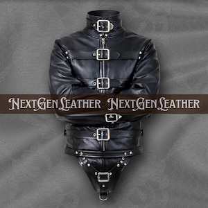 Puede incluir: Chaqueta de cuero negro con múltiples hebillas plateadas y cuello alto. La chaqueta tiene cierre de cremallera y un diseño único y ajustado. El texto "NextGen Leather" se muestra en la imagen.