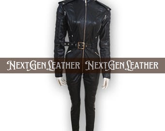 Schmal geschnittener Overall aus Schaffellleder - Gesteppte Ärmel, Taille mit Gürtel