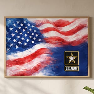 Może przedstawiać: Oprawiony wydruk przedstawiający amerykańską flagę w stylu akwareli, w odcieniach czerwieni, bieli i błękitu. Logo U.S. Army jest wyświetlane w prawym dolnym rogu. Grafika jest eksponowana nad jasną sofą i drewnianym stolikiem kawowym.