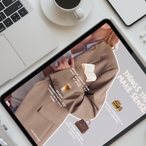 K&ouml;nnte beinhalten: Ein digitales Tablet zeigt eine Grafik zum Thema Mode mit dem Text &bdquo;DINGE, DIE SINN MACHEN&ldquo;. Das Bild enth&auml;lt einen beigen Blazer, ein kleines Buch, ein Kaffeegetr&auml;nk, eine Handtasche und ein Dessert. Weitere Elemente auf der wei&szlig;en Oberfl&auml;che sind ein Laptop, eine Kamera und eine Tasse Kaffee.