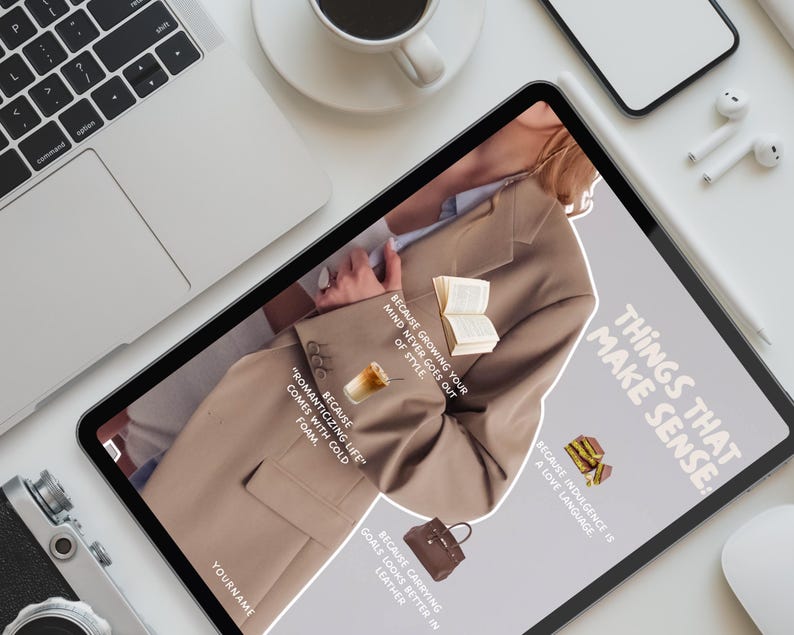 K&ouml;nnte beinhalten: Ein digitales Tablet zeigt eine Grafik zum Thema Mode mit dem Text &bdquo;DINGE, DIE SINN MACHEN&ldquo;. Das Bild enth&auml;lt einen beigen Blazer, ein kleines Buch, ein Kaffeegetr&auml;nk, eine Handtasche und ein Dessert. Weitere Elemente auf der wei&szlig;en Oberfl&auml;che sind ein Laptop, eine Kamera und eine Tasse Kaffee.