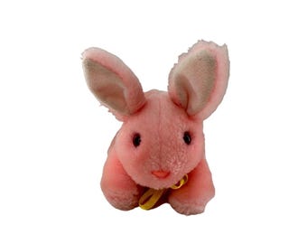 フルーティーなデニムオーバーオールを着たピンクのウサギの