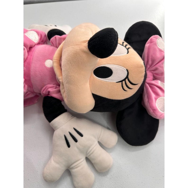 Muñeca de peluche Minnie Mouse de Disney con vestido rosa de lunares, tamaño grande, 71 cm. Tienda Disney imagen 11
