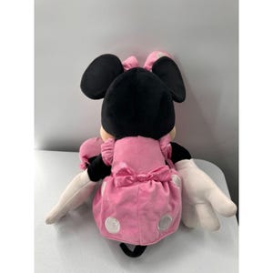 Muñeca de peluche Minnie Mouse de Disney con vestido rosa de lunares, tamaño grande, 71 cm. Tienda Disney imagen 9