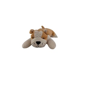 Peut inclure: Une peluche en forme de bouledogue en position allongée, dotée d'un corps en tissu doux de couleur beige et crème. Le jouet présente un visage ridé, de petites oreilles et un nez noir avec des détails cousus, dans une posture de repos.