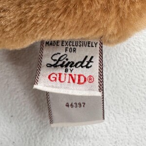 Reno de peluche Lindt By Gund marrón y rojo, juguete navideño coleccionable, bufanda navideña imagen 3
