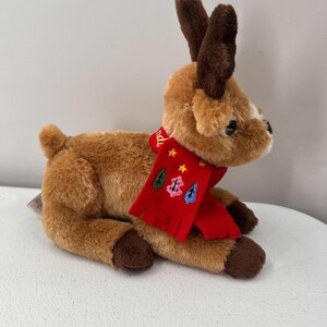 Reno de peluche Lindt By Gund marrón y rojo, juguete navideño coleccionable, bufanda navideña imagen 12