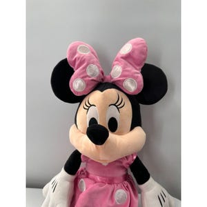 Muñeca de peluche Minnie Mouse de Disney con vestido rosa de lunares, tamaño grande, 71 cm. Tienda Disney imagen 7