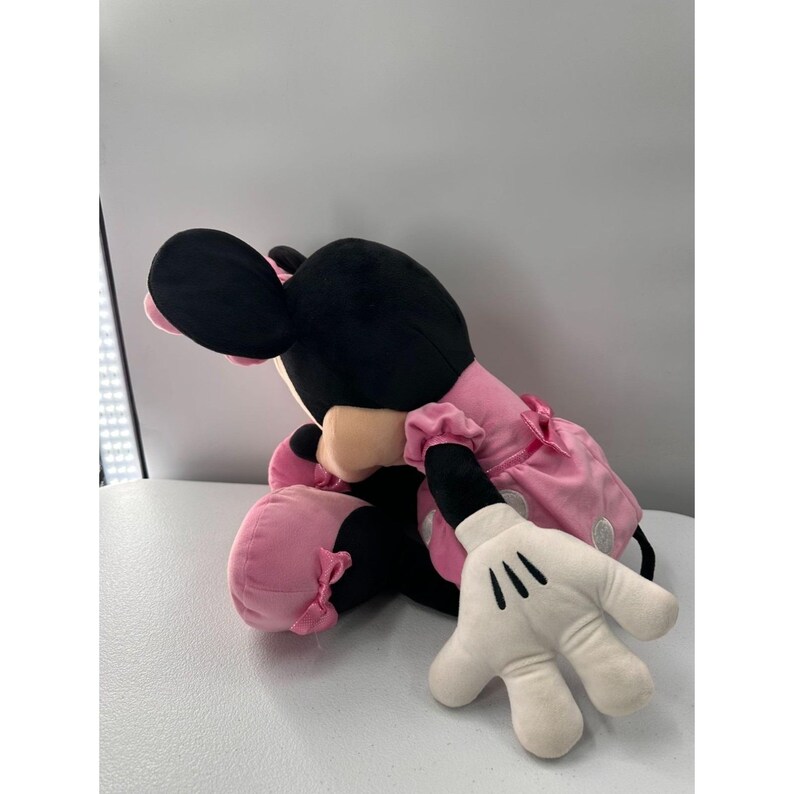 Muñeca de peluche Minnie Mouse de Disney con vestido rosa de lunares, tamaño grande, 71 cm. Tienda Disney imagen 8