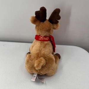 Reno de peluche Lindt By Gund marrón y rojo, juguete navideño coleccionable, bufanda navideña imagen 8