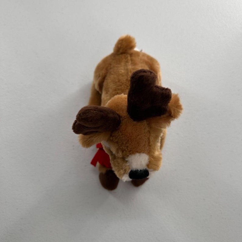 Reno de peluche Lindt By Gund marrón y rojo, juguete navideño coleccionable, bufanda navideña imagen 11