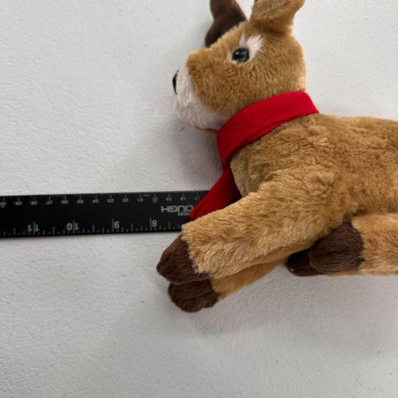 Reno de peluche Lindt By Gund marrón y rojo, juguete navideño coleccionable, bufanda navideña imagen 6