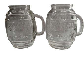 Set med 2 vintage familjereceptglas ölmuggar med handtag på bondgårdscocktailfat