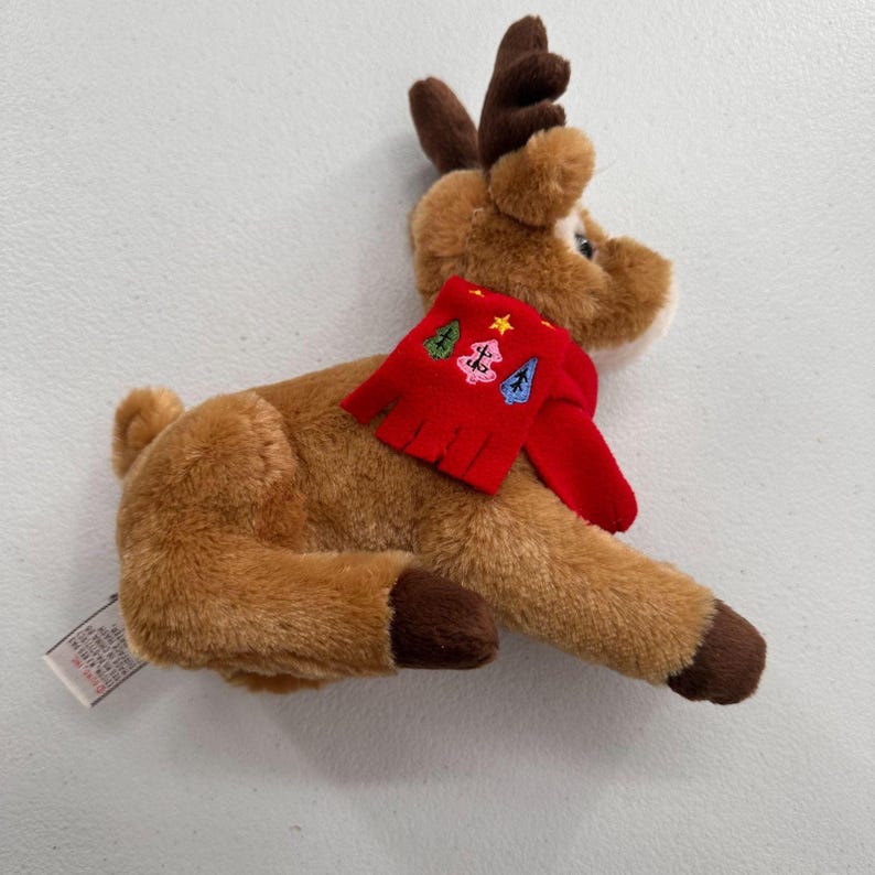 Reno de peluche Lindt By Gund marrón y rojo, juguete navideño coleccionable, bufanda navideña imagen 10