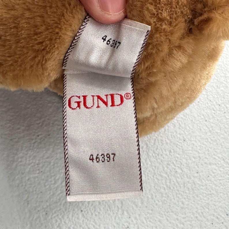 Reno de peluche Lindt By Gund marrón y rojo, juguete navideño coleccionable, bufanda navideña imagen 4