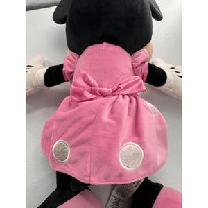 Muñeca de peluche Minnie Mouse de Disney con vestido rosa de lunares, tamaño grande, 71 cm. Tienda Disney imagen 14