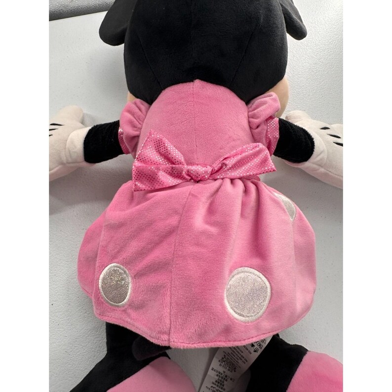 Muñeca de peluche Minnie Mouse de Disney con vestido rosa de lunares, tamaño grande, 71 cm. Tienda Disney imagen 14