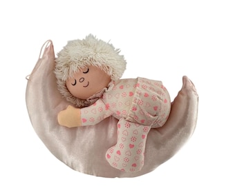 Vintage Russ Berrie pluche maanpop roze pyjama slapende baby 1984 Collectible
