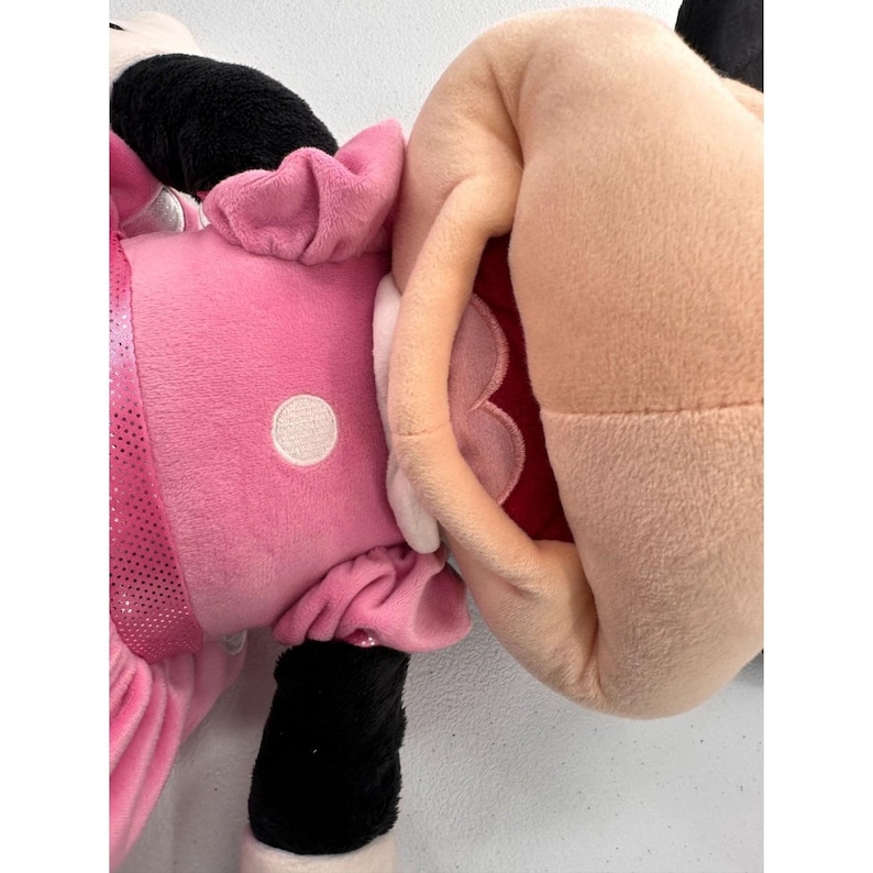 Muñeca de peluche Minnie Mouse de Disney con vestido rosa de lunares, tamaño grande, 71 cm. Tienda Disney imagen 12