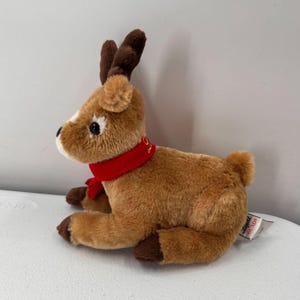 Reno de peluche Lindt By Gund marrón y rojo, juguete navideño coleccionable, bufanda navideña imagen 7