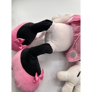 Muñeca de peluche Minnie Mouse de Disney con vestido rosa de lunares, tamaño grande, 71 cm. Tienda Disney imagen 13