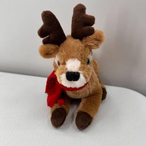 Reno de peluche Lindt By Gund marrón y rojo, juguete navideño coleccionable, bufanda navideña imagen 2