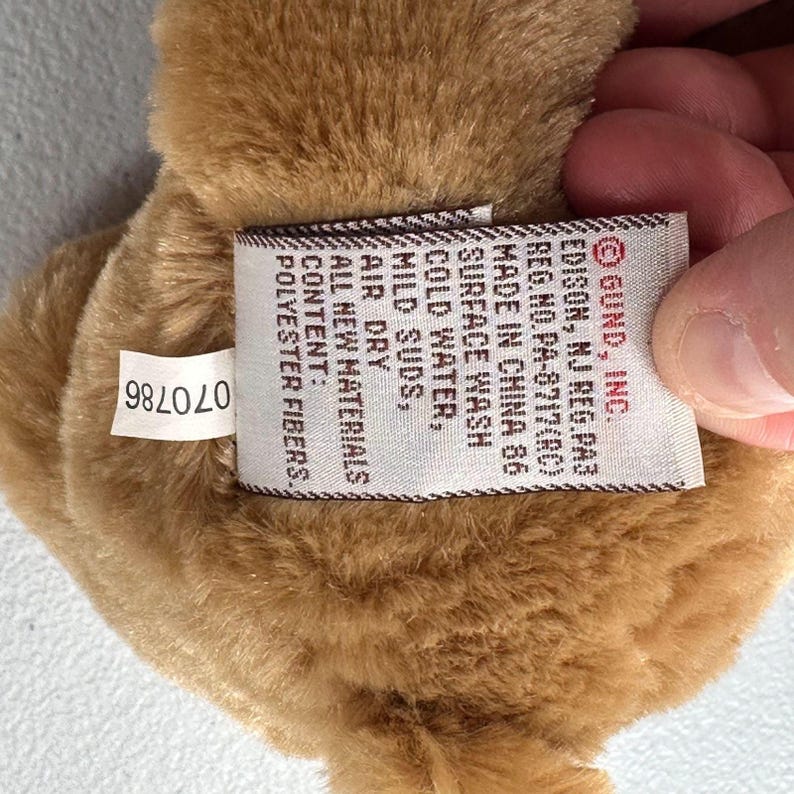 Reno de peluche Lindt By Gund marrón y rojo, juguete navideño coleccionable, bufanda navideña imagen 5