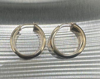 Estate Elegant 14K Yellow Gold Lightweight Hoop Earrings – Classic Polished Design