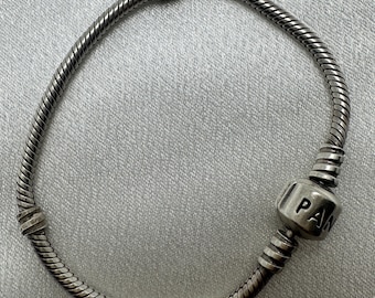 本物のスターリングシルバー PANDORA ブレスレット、チャーム 4 個付き