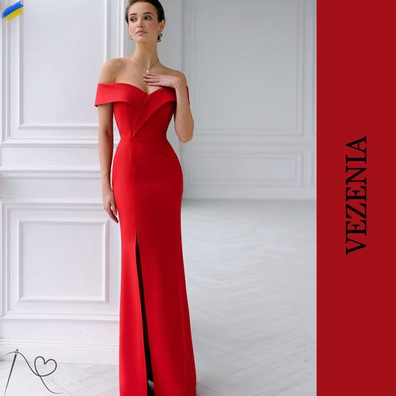 Vestido de noite vermelho elegante e estiloso com ombros à mostra