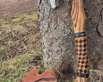 Handgefertigte Wikinger Axt aus Kohlenstoffstahl: Wurfbeil mit Gravur und Lederscheide