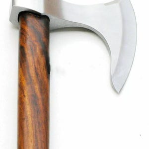 以下が含まれることがあります： 磨かれた鋼の刃と木製の柄が付いたバイキングの斧のクローズアップ。柄は木目がはっきりと見える濃い茶色です。斧頭は銀色で、湾曲した刃が付いています。