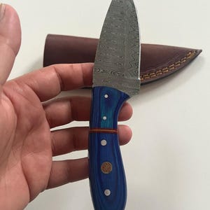 Tatla Craft Handgeschmiedetes Damast Jagdmesser 20cm  Outdoor Messer mit Pakkaholz Griff Lederscheide Geschenk für Männer, Jäger Bushcrafter