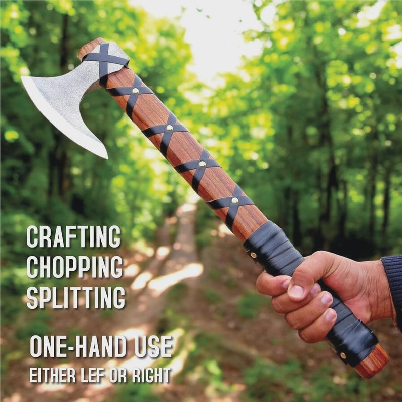 Puede incluir: Hacha con una hoja plateada y un mango de madera envuelto en cuero negro. El texto en la imagen dice: CRAFTING, CHOPPING, SPLITTING, ONE-HAND USE, EITHER LEFT OR RIGHT.