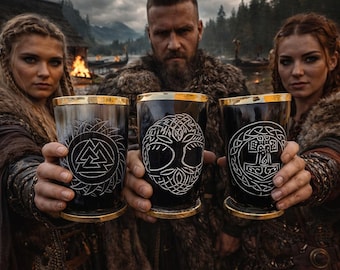 Wikingerzeitliche Trinkbecher aus Büffelhorn: Yggdrasil, Valknut, Mjölnir Designs