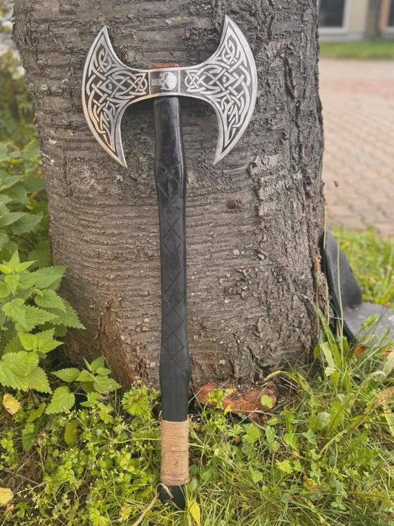 Handgefertigte Wikingeraxt aus Kohlenstoffstahl mit Rosenholzschaft, Doppelschne