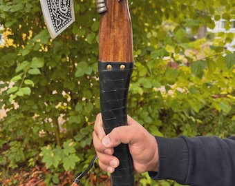 Handgeschmiedete Wikinger-Axt aus Kohlenstoffstahl mit Griff aus Rosenholz und Lederscheide