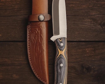 Handgefertigtes Jagdmesser aus D2 Stahl - Bowie-Taschenmesser für Survival, Outdoor, Camping - Rosenholzgriff & Lederscheide