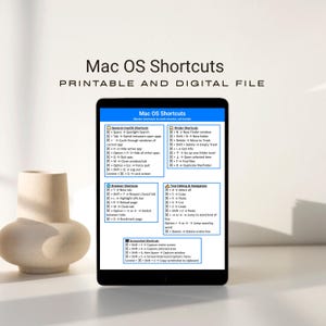 Puede incluir: Una tableta digital muestra "Mac OS Shortcuts", una guía de atajos de teclado para macOS. La guía cubre funciones generales de macOS, Finder, Navegador y edición de texto. La tableta tiene un marco negro y el fondo es de color neutro.