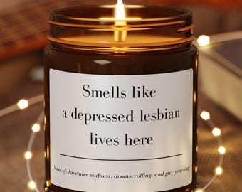 Huele como si una lesbiana deprimida viviera aquí Vela / Vela de soja en tarro ámbar